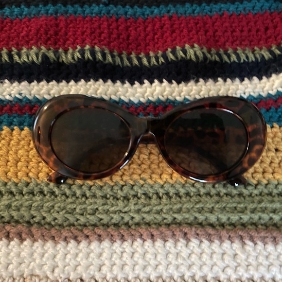 Pack of 2 :Fashion Sunglasses ( Black and Tortoise Shell) - Picture 3 of 3